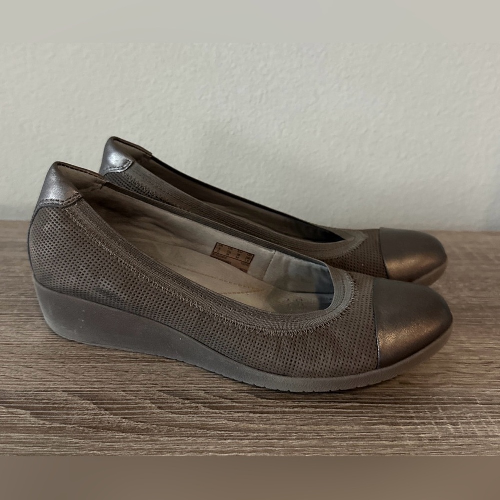 Clarks  Women's Slip On Shoe Size 7.5M Wedge Heel Grey Leather